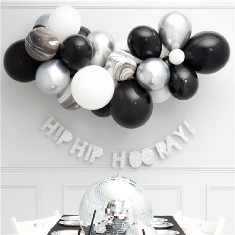 Balloon garland marbled black and white