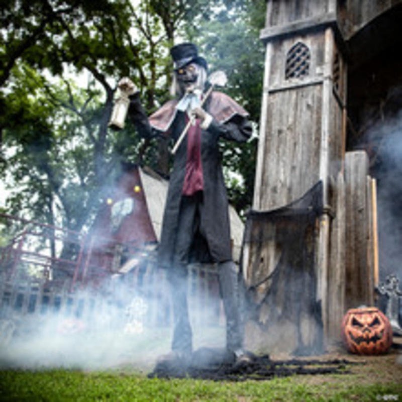 8′ 6 Animated Graveyard Host